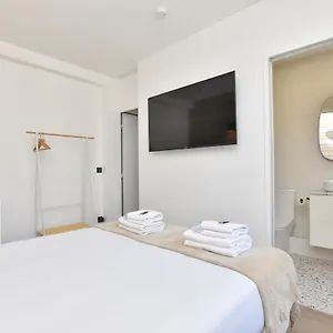 https://cosy-bedroom-tour-eiffel-champs-de-mars-3a.fr-paris.fr